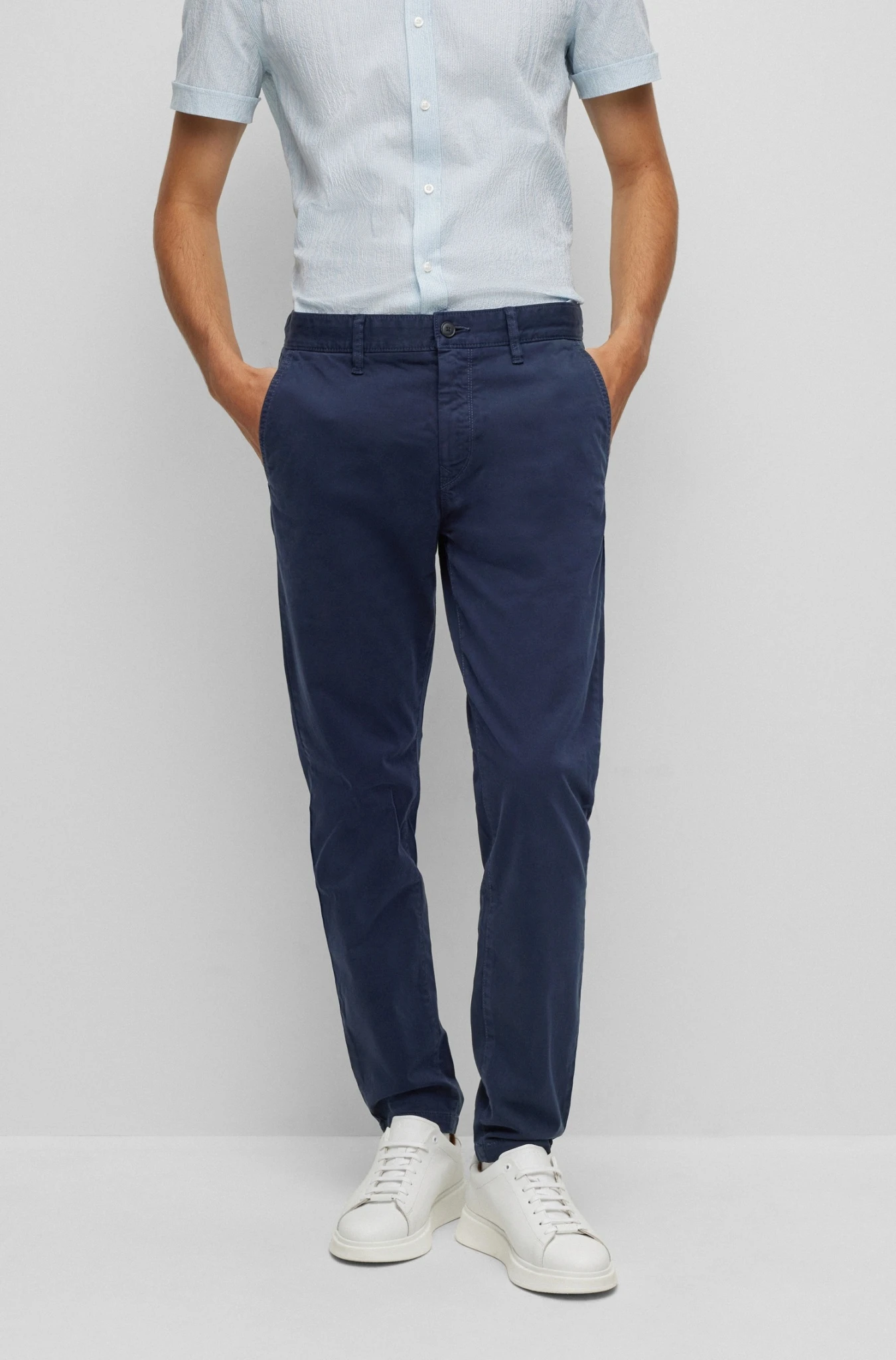 Boss Orange KONISCH FIT CHINO AUS GEFÄRBTEM ELASTISCHEM BAUMWOLL-SATIN 10645672 – Bild 3